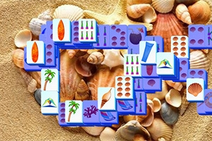 Fichas con íconos de playa y mar sobre un fondo de conchas y arena