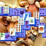 Fichas con íconos de playa y mar sobre un fondo de conchas y arena
