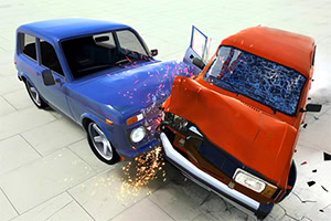 Choque frontal entre un coche azul y otro rojo, con chispas y cristales rotos