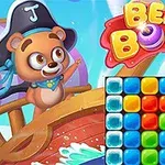 Un oso vestido de pirata está en un barco junto a un tablero colorido de bloques, con un logotipo colorido en la esquina