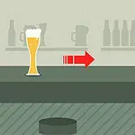 Vaso de cerveza con una flecha roja apuntando a la derecha sobre una barra con botellas y tarros en el fondo