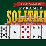 Cartas de póker dispuestas en línea sobre el texto Best Classic Pyramid Solitaire con fondo verde