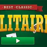 Texto amarillo SOLITAIRE sobre un fondo verde con cartas de juego y un botón de reproducción verde
