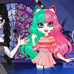 Dos personajes con estilos contrastantes, uno con vestido negro y trenzas, y otro con cabello colorido y orejas de gato, frente a un fondo con una ventana de vidrio artístico