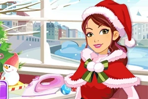 Mujer joven con sombrero de Santa y capa roja sonríe en un interior festivo con un muñeco de nieve y una ventana con paisaje nevado de fondo