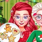 Dos mujeres sonrientes con gafas y accesorios navideños, sosteniendo un plato de galletas decoradas, con un fondo festivo verde y luces de colores