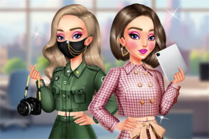 Dos mujeres de aspecto estilizado, una con uniforme verde y cámara, la otra con conjunto rosa y tableta, en un entorno urbano moderno