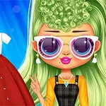 Persona con cabello verde y gafas de sol rosa, vistiendo un atuendo a cuadros, haciendo un gesto de paz y rodeada de ropa colorida