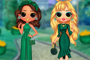 Dos muñecas con vestidos verdes y accesorios, posando en un entorno al aire libre con follaje de fondo