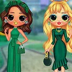 Dos muñecas con vestidos verdes y accesorios, posando en un entorno al aire libre con follaje de fondo