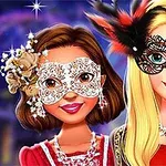 Dos mujeres sonrientes con máscaras venecianas decoradas y vestidos elegantes posando juntas