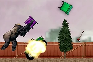 Gorila lanzando un sofá morado en un patio trasero con una explosión, silla verde volando, árbol y hacha