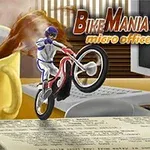 Motociclista realizando una acrobacia sobre una mesa de oficina, con una computadora y una taza de café derramada al fondo