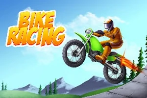 Persona con casco manejando una moto verde sobre una rampa, con montañas y árboles de fondo