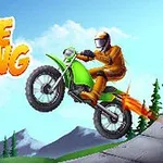Persona con casco manejando una moto verde sobre una rampa, con montañas y árboles de fondo