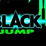 Texto BLACK JUMP en un diseño estilizado con colores verde y negro, y un fondo de edificios oscuros