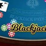 Mesa de casino con fichas de colores, cartas y el texto Blackjack en el centro