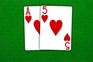 Dos cartas de póker, un as y un cinco de corazones, sobre un fondo verde