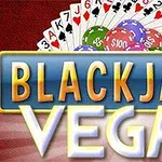 Naipes y fichas de casino con las palabras Blackjack Vegas destacadas al frente