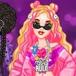 Dos personajes con cabello extravagante y ropa llamativa posan sobre un fondo púrpura, uno con gafas de sol circulares y el otro con gafas de sol oscuras y un collar que dice Girls Rule
