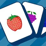 Tres fichas con ilustraciones de frutas: una fresa roja, uvas moradas y uvas azules, sobre un fondo azul con líneas diagonales