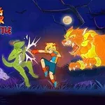 Un personaje rubio luchando contra una figura sombría verde y un gran león anaranjado bajo la luna llena en un paisaje oscuro y misterioso