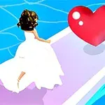 Mujer vestida de blanco corriendo hacia un corazón rojo en un camino sobre agua