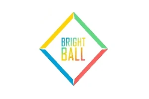 Un rombo colorido con los bordes en amarillo, verde, rojo y azul, y las palabras Bright Ball en el centro