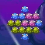 Grupo de criaturas coloridas con ojos grandes arregladas en un patrón triangular sobre un fondo morado y azul