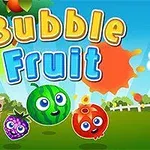 Frutas coloridas con caras sonrientes y grandes ojos sobre un fondo de campo y cielo azul