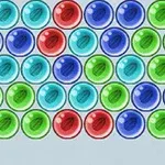 Fila de esferas de colores azul, rojo y verde organizadas en un patrón repetitivo sobre un fondo claro