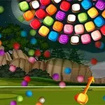 Colores brillantes de esferas y cubos en un paisaje nocturno con montañas y árboles de fondo