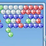Bolas de colores verde, blanco, rojo y azul organizadas en filas sobre un fondo azul claro