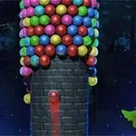 Torre de ladrillos oscuros envuelta en esferas coloridas con fondo de hojas y bosque nocturno