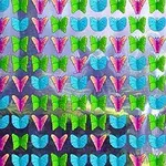 Mariposas de colores brillantes, verde, azul y rosa, organizadas en un patrón repetitivo sobre un fondo natural