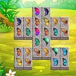 Varias fichas con imágenes de mariposas de colores vibrantes dispuestas sobre un fondo de bosque animado