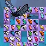 Tablero de juego con casillas moradas llenas de alas de mariposa multicolores y un insecto volador en la esquina superior izquierda
