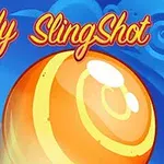 Una gran bola de caramelo anaranjado con rayas blancas sobre un fondo azul con nubes y flores, acompañada del texto Candy Slinger