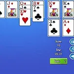 Baraja de cartas desplegada sobre fondo azul con columnas de cartas boca arriba y contador de puntuación y tiempo en la esquina inferior derecha