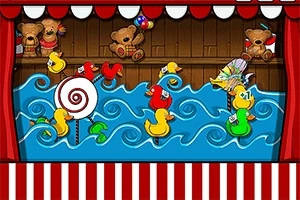 Patitos de colores flotando en un estanque de feria con osos de peluche de fondo y un caramelo en espiral