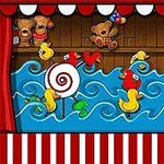 Patitos de colores flotando en un estanque de feria con osos de peluche de fondo y un caramelo en espiral