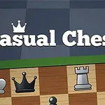Texto Casual Chess sobre un tablero de ajedrez con piezas negras y blancas
