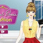 Mujer de pie con blusa amarilla y falda roja, sosteniendo un bolso negro, junto a un letrero que dice Casual Dress Fashion en un interior elegante y moderno