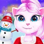 Gatita rosa con ojos grandes y fondo nevado, acompañada de un muñeco de nieve y una galleta de jengibre