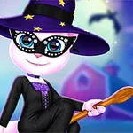 Una gata vestida de bruja con sombrero morado y máscara, sentada con un fondo de temática de Halloween que incluye un fantasma y una calabaza iluminada