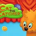 Un gato naranja animado con ojos grandes aparece frente a un fondo de cortinas rojas, junto a monedas doradas y una pelota de estambre morada