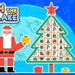 Santa Claus con un regalo junto a un árbol de Navidad decorado y cajas de regalos en un fondo azul