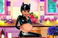 En Catwoman Embarazada, acompaña a Catwoman en su aventura de embarazo