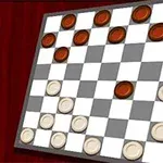 Tablero de ajedrez con piezas blancas y rojas sobre una superficie de madera