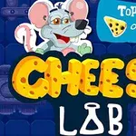 Ratón sonriente con gafas junto a la palabra Cheese Lab en letras amarillas, sobre un fondo azul de laboratorio